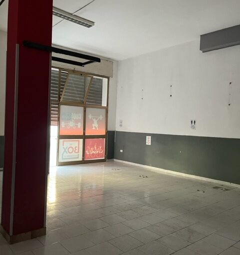 Agropoli-locale commerciale con vetrina fronte strada.