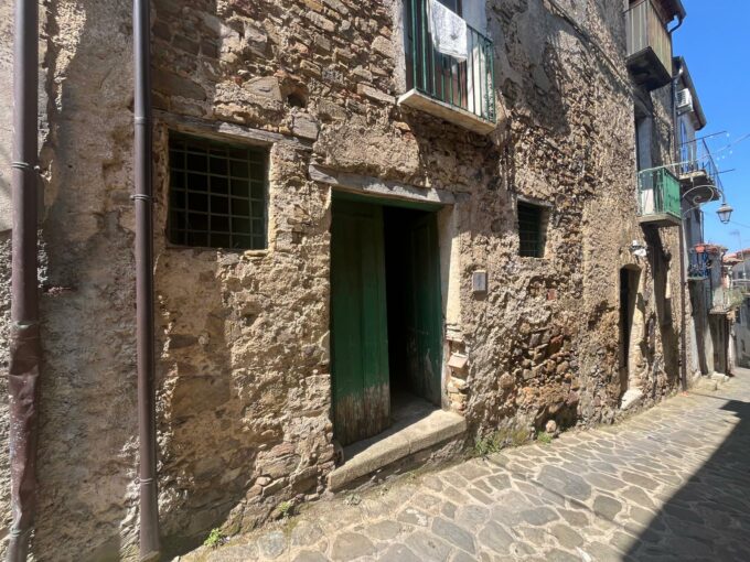 Vatolla, a pochi passi dalla caratteristica piazzetta, locale di circa 25 mq