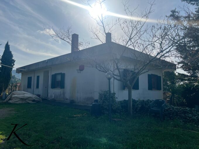 Agropoli, Via Fuonti-villa indipendente con terrazzo e terreno di pertinenza esclusiva