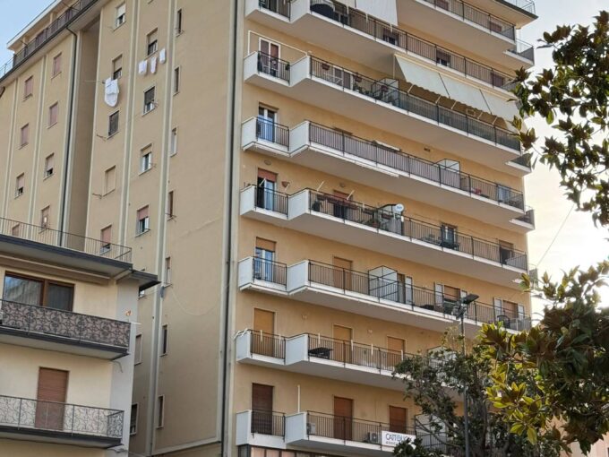 Agropoli – Via Quintino Sella appartamento con balcone con vista sulla piazza principale