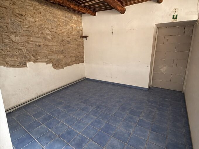 Agropoli, centro storico, locale commerciale di circa 50 mq dotato di forno a legna