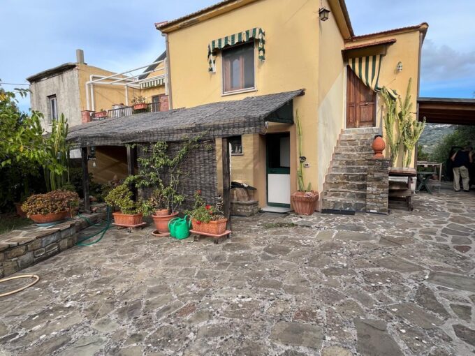 Perdifumo – Località Noce Alta-soluzione semi-indipendente su due livelli con un terrazzo panoramico  vista mare